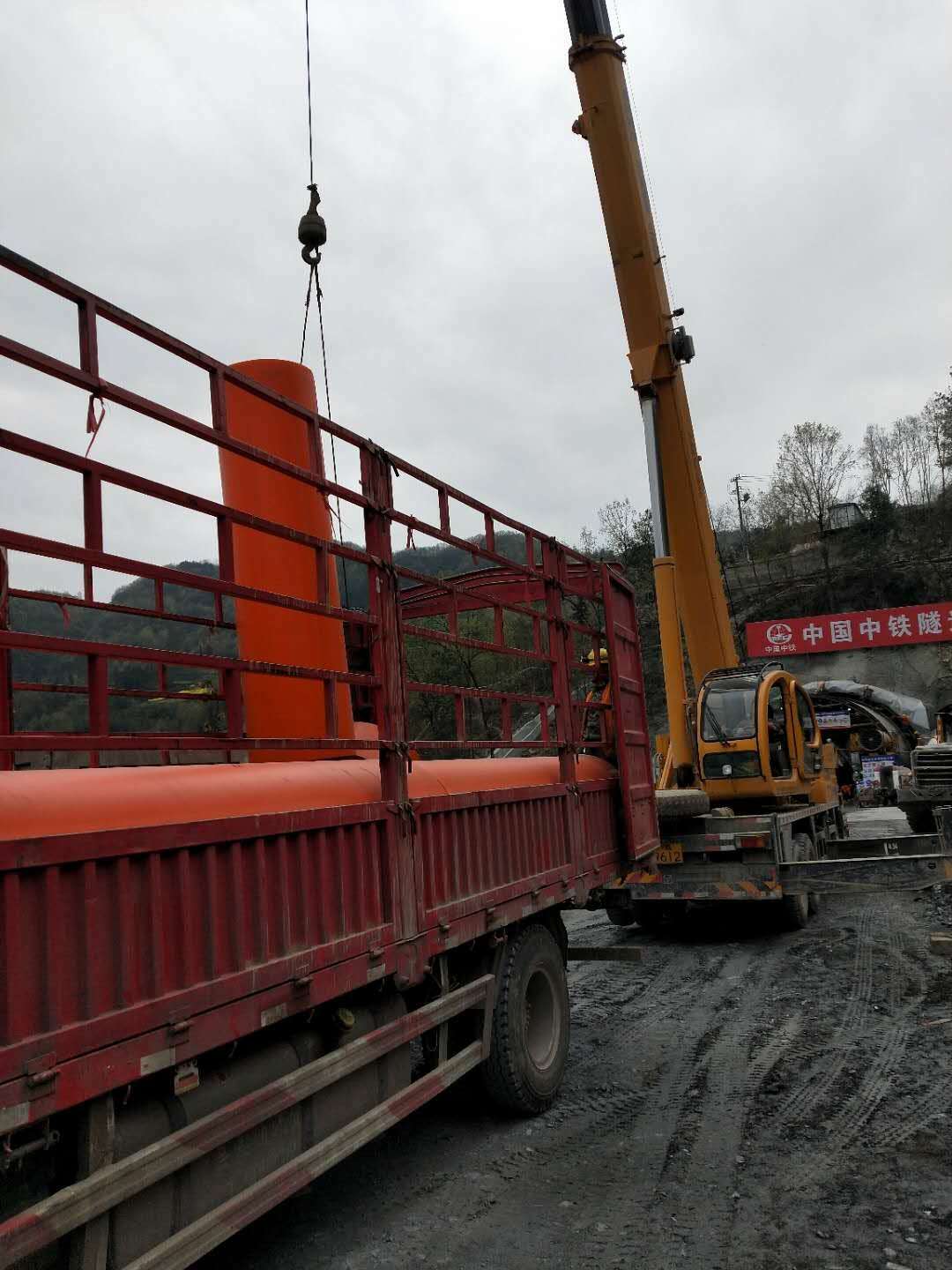 逃生管中铁大桥局八公司到货(图1)