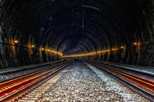 带你乘坐穿越隧道的高铁(图1) 带你乘坐穿越隧道的高铁(图1)