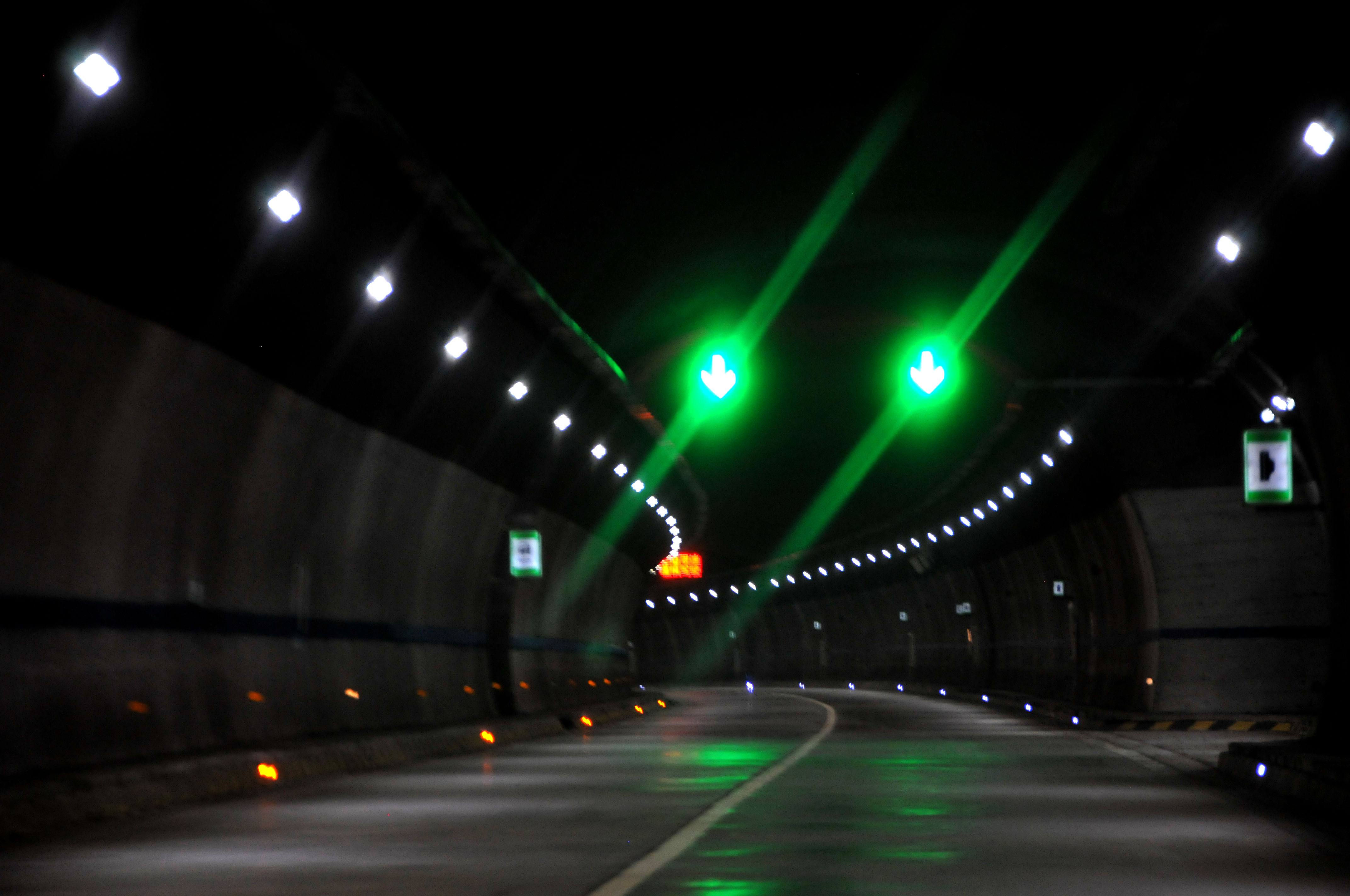 隧道里突然发生事故怎么办(图1) 隧道里突然发生事故怎么办(图1)