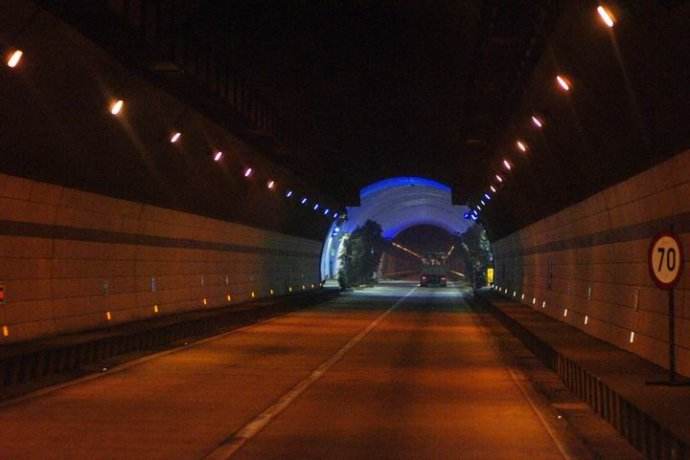 隧道里突然发生事故怎么办(图3) 隧道里突然发生事故怎么办(图3)