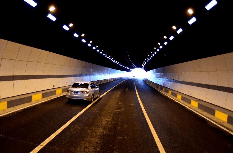 隧道里行驶为什么不能变道？(图1)