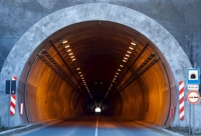 隧道里行驶为什么不能变道？(图2)