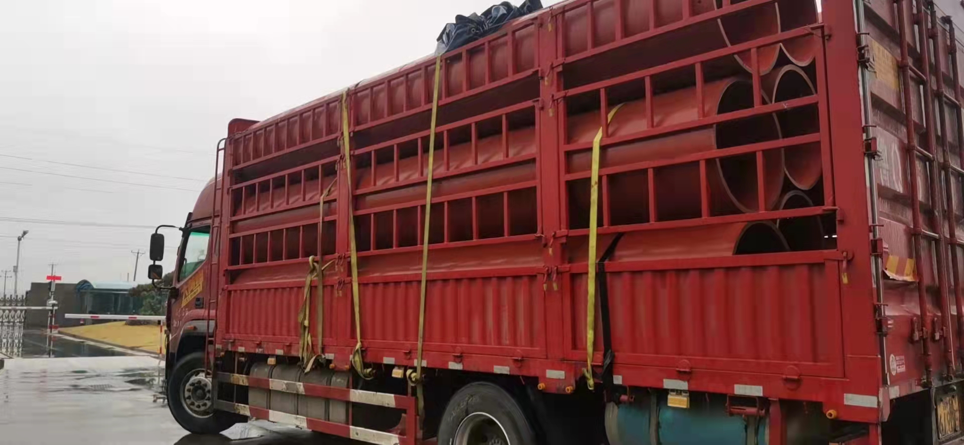 西藏拉林铁路隧道全部贯通  逃生管道(图2)